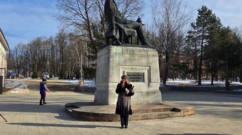 Мария Парамонова (Мира Валдай) выступает у памятника Микешину февраль 2025