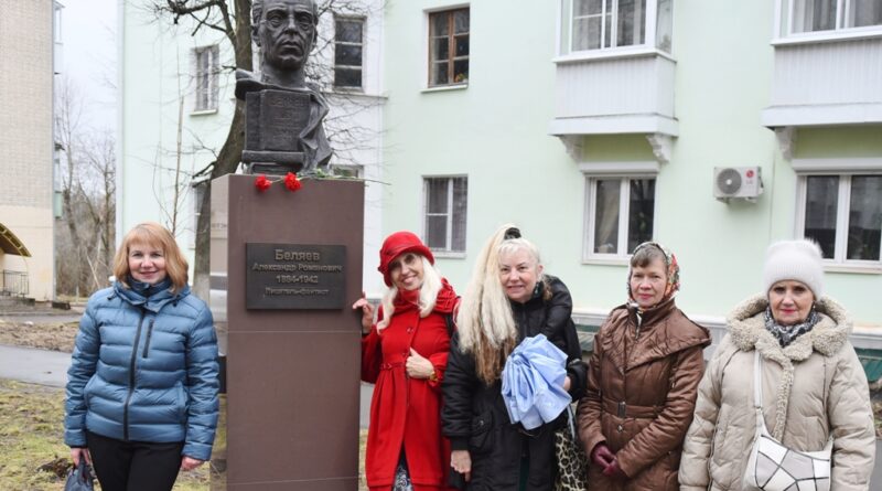 У памятника Александру Беляеву. Смоленск
